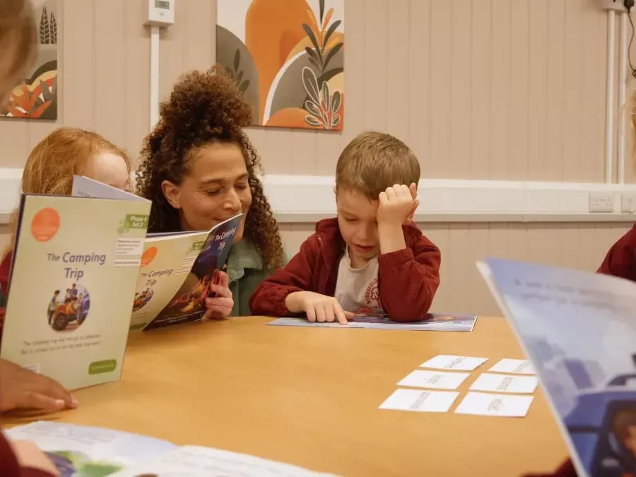 inclusive pratices in educationlearning support assistant providing targeted intervention sessions