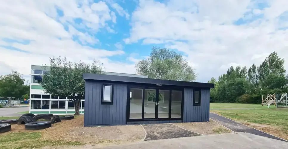 cabins-for-schools-oakridge-junior-school-8m-x-4m-marley-alex-ps-team-01-966x500