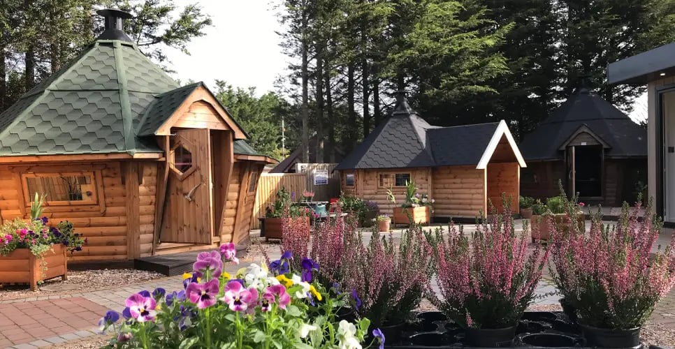 flower-garder-infornt-log-cabin