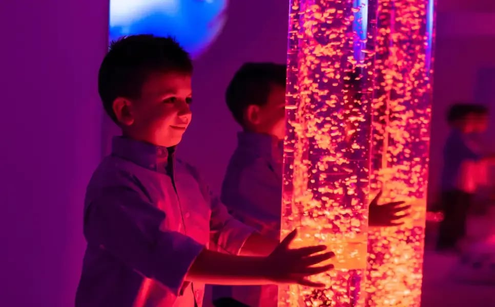kid-enjoing-sensory-room