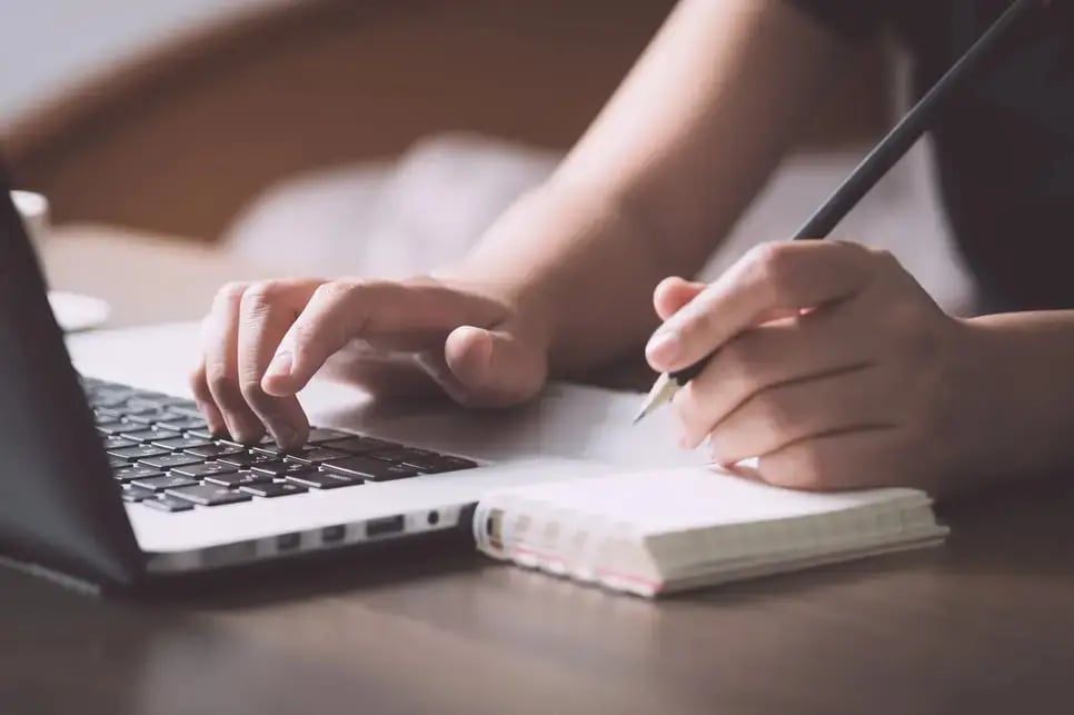 laptop-taking-notes-2-966w
