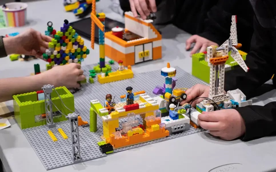 lego-therapy-2-966x600