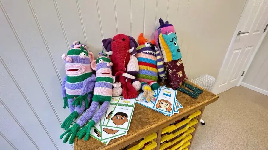 woolen-dolls-on-table